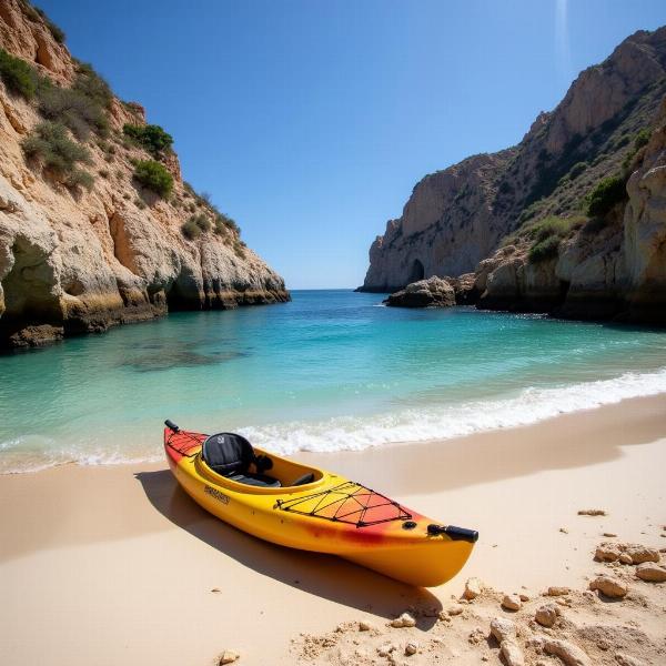 Kayak en una playa escondida de Cabo de Gata